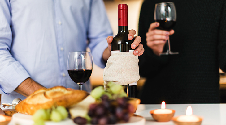 gifts, presents, dad, father, senior man, older adults, men age 50 plus, birthdays, christmas, fathers day, holidays, gift baskets, bottle of wine, wine basket, wine glasses, grapes, cheese, food